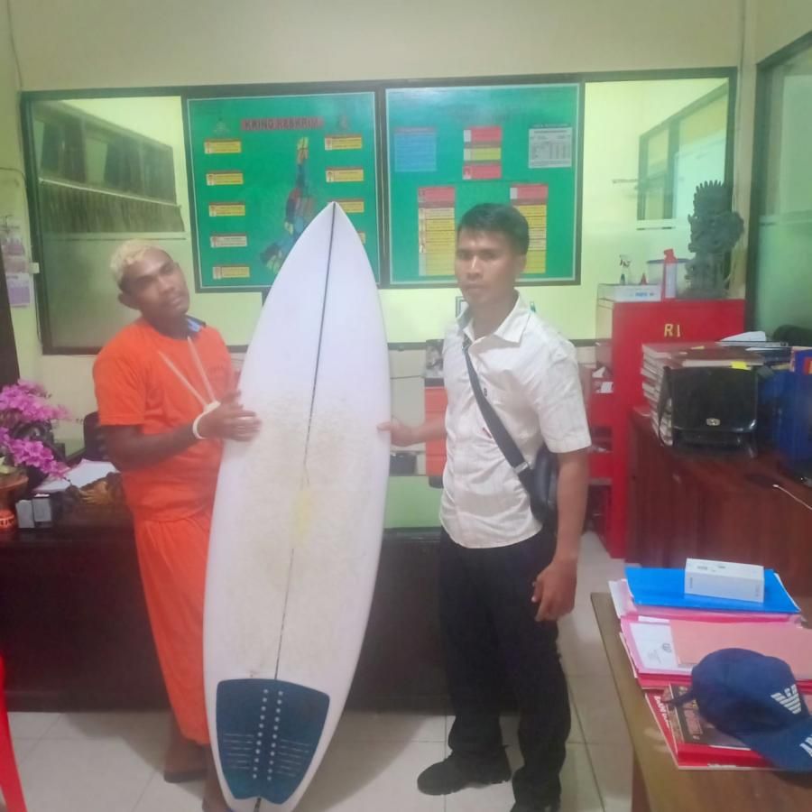 podiumnews.com-Penuhi Kebtuhan Harian, Pria Asal NTB Nekat Curi Papan Surfing